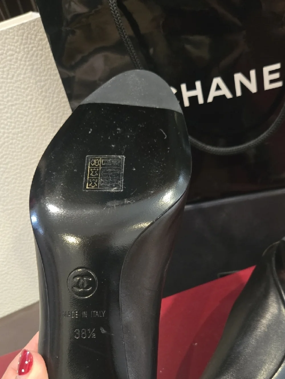 CHANEL Black Leather Women's Flats - Classic Round Toe - Picture 8 of 16